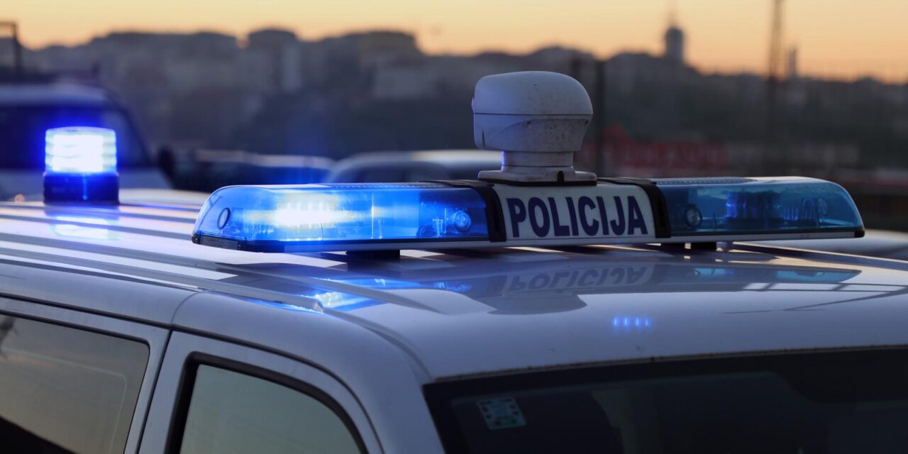 Split: U prometnoj nesreći jedan automobil završio na boku
