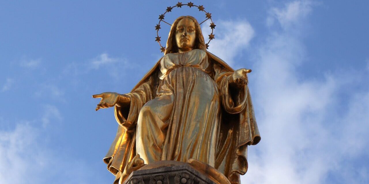 goranh-golden-statue-6976650_1920-1280×853
