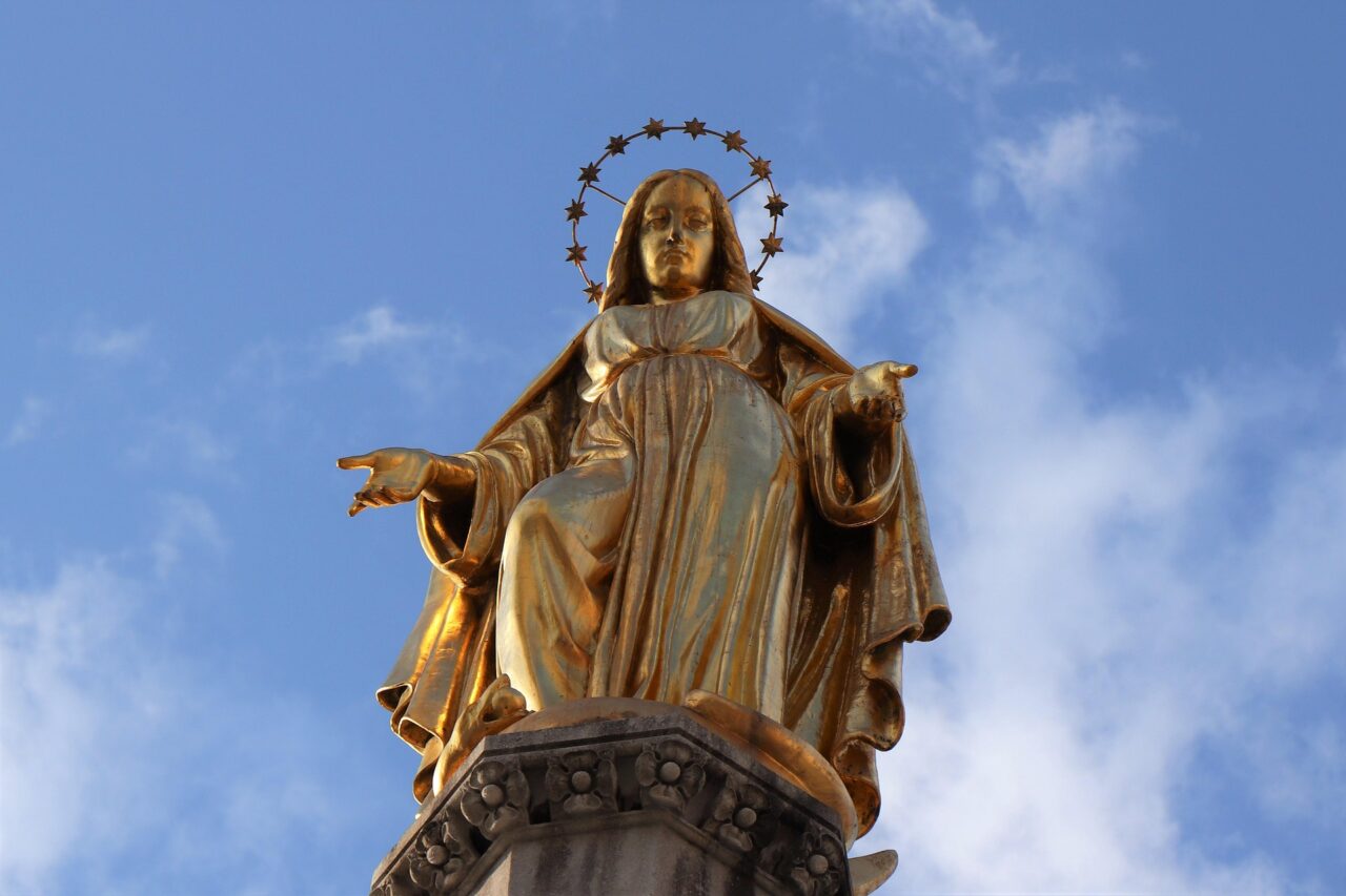 goranh-golden-statue-6976650_1920-1280×853
