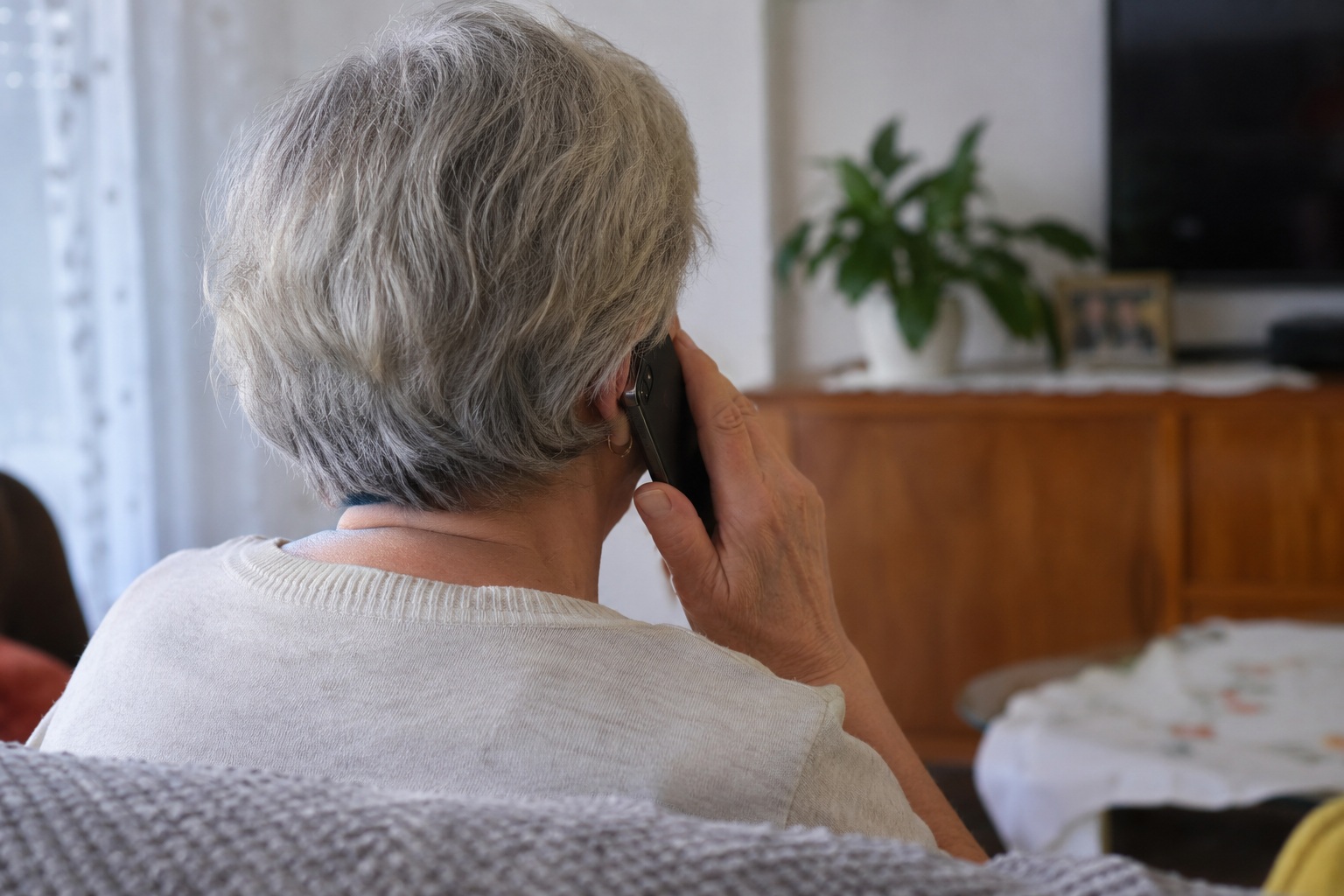 telefon starica umirovljenica